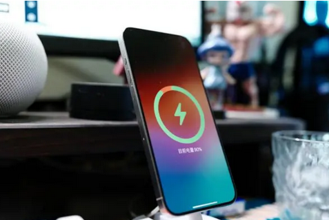 海南苹果15换屏服务分享用什么充电器给iPhone15充电更好 